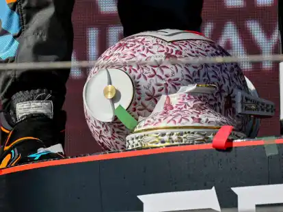 Die Siegestroph&auml;e vom Ungarn-GP liegt zerbrochen auf dem Podium.