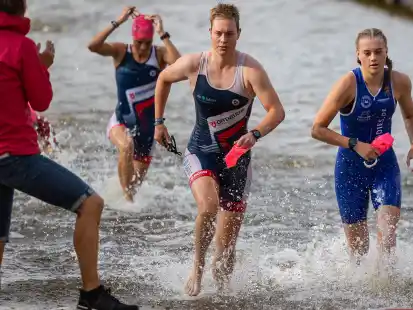 Sieg im Heimrennen in Bad Zwischenahn: Rieke Bonsack (Mitte) und Charlotte Friedrich (hinten) vom 1. TCO &bdquo;Die B&auml;ren&ldquo; haben den Aufstieg in die 2. Bundesliga geschafft.