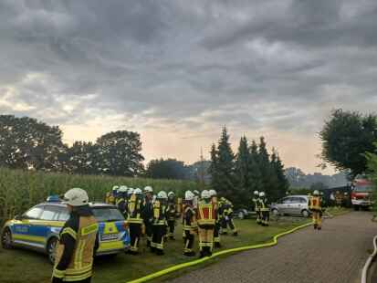 Gro&szlig;einsatz am  Dienstagabend in Schortens: 85 Feuerwehrkr&auml;fte waren bei einem Dachstuhlbrand in der Schooster Stra&szlig;e.