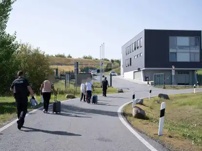 Bundespolizisten nehmen auf einem Rastplatz an der Autobahn 17 vier mutma&szlig;liche Schleuser in Gewahrsam.
