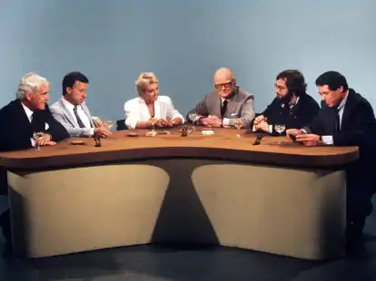 Fernseh-Moderator Werner H&ouml;fer (3.v.r.) im August 1987 mit seinen G&auml;sten, darunter die ehemaligen Regierungssprecher Klaus B&ouml;lling (r) und Peter Boenisch (l).