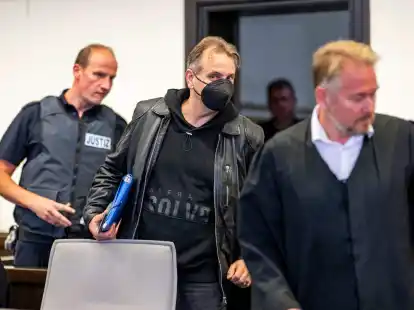 Wilfried W. (M) betritt den Gerichtssaal in Paderborn.