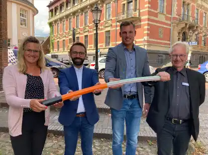 Stellten das Glasfaser-Vorhaben f&uuml;r Eisinghausen, Heisfelde, Loga und Logabirum vor: Elke Hinrichs (kommunale Wohnungsverwaltung), Rainer Kleylein-Klein (Stadtbaurat), Oliver Prey (Projektmanager bei Deutsche Glasfaser) und Holger Groninga (Bauverwaltung).