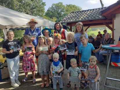 Der B&uuml;rgerverein Munderloh hat auf dem Dorffr&uuml;hst&uuml;ck die besten blumigen Outfits pr&auml;miert.