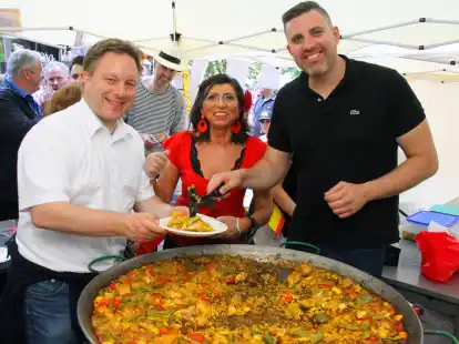 Paella als Gastgeschenk: Auch in diesem Jahr werden die Spanier eine echte Paella zubereiten, wie hier anl&auml;sslich des 20-j&auml;hrigen Bestehens der St&auml;dtepartnerschaft. Die von Jordi Mayor (rechts) zubereitete Paella war im Nu verputzt, Jan Edo Albers half beim Verteilen des leckeren Reisgerichts.