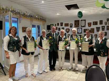 D&ouml;rthe B&ouml;ning (links), Heike Raddatz (rechts) und Henning Belitz (Mitte) &uuml;berreichten den Gr&uuml;ndungsmitgliedern (von links) Christa Ramke, Ingrid Barghorn, Liesel Diers, Erika Kuhlmann und Margot Th&uuml;mler Ehrenurkunden.