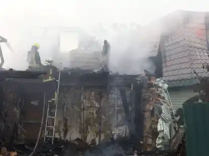 Feuerwehrleute l&ouml;schen nach einem Raketenangriff nahe Kiew.