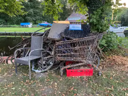 T&uuml;rmt sich seit mehreren Wochen an der Uferstra&szlig;e in Wolthusen auf: Schrott, der von der B&uuml;rgerinitiative &bdquo;Ja zu Janssens Tuun!&ldquo; aus den Emder Gew&auml;ssern gefischt wurde.