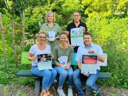 Teilnehmende des Demenznetzwerkes pr&auml;sentieren das Programm: Petra L&uuml;llmann (St. Pius-Stift, vorne von links), Andrea Poppe-Aum&uuml;ller (Kontaktstelle f&uuml;r Selbsthilfe), Christoph Essing (Gesundheitsregion Landkreis Cloppenburg), Koordinatorin Theresia Ostrowski (Die Macher, hinten von links), Elisabeth Hermes (Senioren- und Pflegest&uuml;tzpunkt Landkreis Cloppenburg)