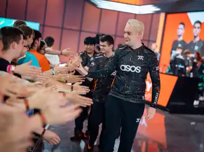 Fnatic-Neuzugang Trymbi (r) d&uuml;rfte mit der Form seines Teams in der LoL-Liga LEC zufrieden sein.