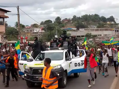 Das Videobild zeigt jubelnde Anh&auml;nger der Putschisten.