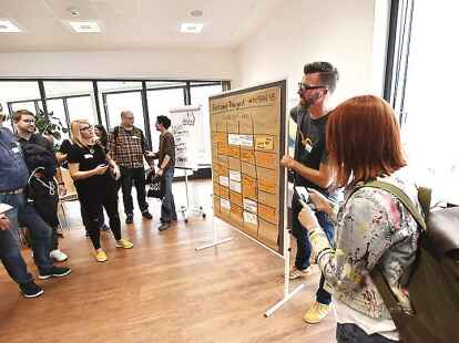 Den ganzen Tag &uuml;ber besprechen die Teilnehmer des Barcamps die Themen, die sie bewegen. Der Vareler Blogger Frank Glanert (rechts) engagiert sich bereits seit Jahren f&uuml;r das Projekt.