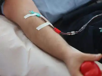 Eine Venenkan&uuml;le am Arm eines Spenders.