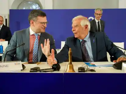 Der EU-Au&szlig;enbeauftragte Josep Borrell (r) und der ukrainische Au&szlig;enminister Dmytro Kuleba beim Treffen der EU-Au&szlig;enminister in Toledo.