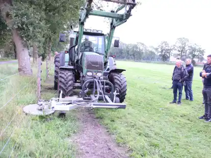 Mit diesem Schneidger&auml;t kann ein Herdenschutzzaun vom Bewuchs freigehalten werden. Die Kosten tr&auml;gt der Landwirt.