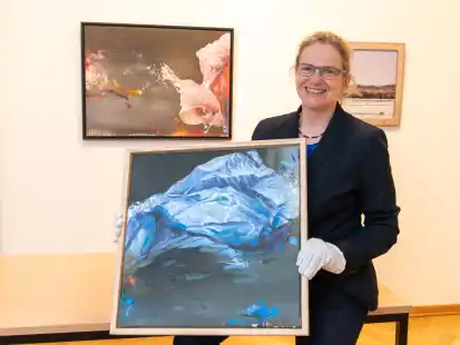 Sie wei&szlig; &uuml;ber alle eingelagerten Werke Bescheid: Kunsthistorikerin Susanne Augat mit drei Werken aus &bdquo;Vorl&auml;ssen&ldquo; von Ulrich Schnelle und Hartmut Bless.