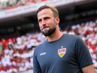 Stuttgarts Trainer Sebastian Hoene&szlig;.
