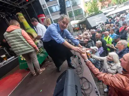 Freibier für alle: Oberbürgermeister Jürgen Krogmann verteilte nach dem Anstich des Fasses zur Stadtfesteröffnung die Becher an die Gäste.