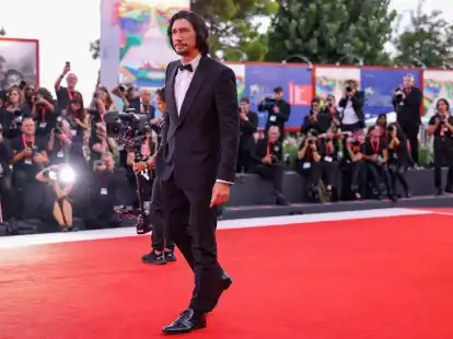 Adam Driver spielt den legend&auml;ren Auto-Mogul Enzo Ferrari.