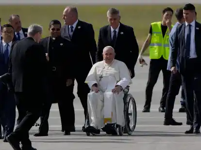 Papst Franziskus kommt auf dem internationalen Flughafen Chinggis Khaan an.