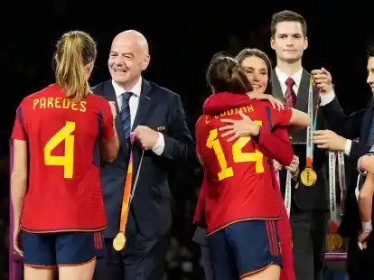 Spaniens Irene Paredes (l) erh&auml;lt die Goldmedaille von FIFA-Pr&auml;sident Gianni Infantino (2.v.l) w&auml;hrend der Medaillenzeremonie nach dem Finale.