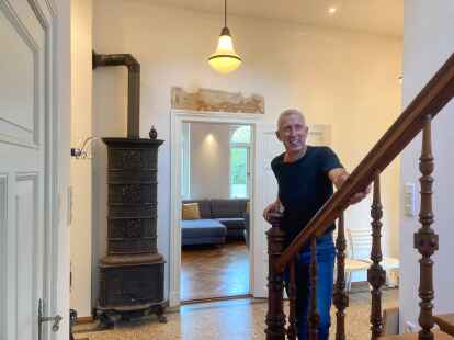Frank Walther im Treppenhaus seiner Villa.