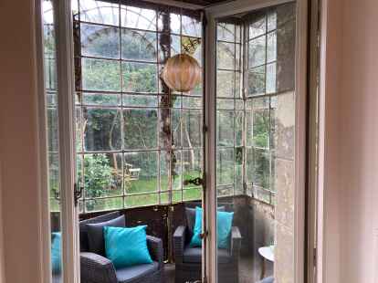 Auch ein Wintergarten  schm&uuml;ckt die Villa.