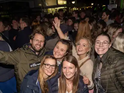 Endlich wieder Stadtfest: Am Donnerstagabend haben viele G&auml;ste in Oldenburg angesto&szlig;en.