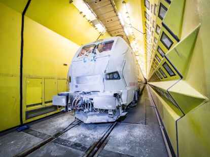 Eine Frostschicht bedeckt die Front einer ICE-L-Lokomotive im Klima-Wind-Kanal in Wien.