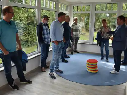 B&uuml;rgermeister Axel Linneweber (rechts) mit Ausschuss-Mitgliedern im Krippe-Gruppenraum der neuen Kita in Burhave.