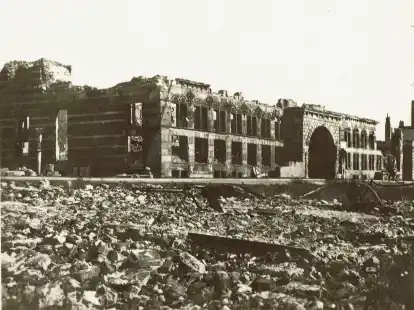 Ein Anblick, der die Emder traurig stimmte: Die Ruine des Rathauses in einem Tr&uuml;mmerfeld nach dem 6. September 1944.