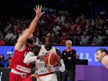 Dennis Schr&ouml;der (M) verletzte sich beim deutschen Sieg gegen Georgien.