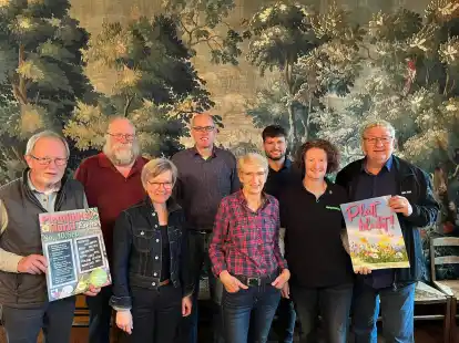Auf den Plattd&uuml;&uuml;tsk-Markt freuen sich:  v. l. Gerhard Frerichs, Alfred Iken, Eva Hadem, Markus Backenk&ouml;hler, Kolja Green, Johanne B&ouml;schen, Marion Freudenberg und Helmut Janssen.