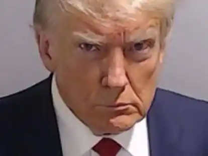 Der Ex-US-Pr&auml;sident wirkt wie &shy;ein Film-B&ouml;sewicht:&shy; Wegen der Anklage in &shy;Atlanta musste Ex-US-Pr&auml;sident &shy;Donald Trump am 24. August im &shy;Gef&auml;ngnis von Fulton County vorstellig werden &ndash; diesem &bdquo;Mugshot&ldquo; f&uuml;r die Geschichtsb&uuml;cher und der H&auml;ftlings&shy;nummer P01135809 inklusive.