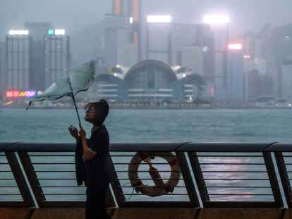 Begleitet von starken Regenf&auml;llen und Windb&ouml;en hat der Taifun &laquo;Saola&raquo; die K&uuml;stengew&auml;sser S&uuml;dchinas und Hongkongs erreicht.