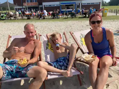 Das Beachfood Festival im Strand von Hooksiel hat zwar  Christian (von links), Timo und Julia Zocher aus Seligenstadt (Hessen) begeistert. Nicht alle allerdings fanden die Terminierung gelungen.