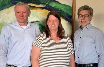 Personalwechsel beim Bildungswerk: Wilhelm Hanneken (links) hat das Amt des 2. Vorsitzenden und Gesch&auml;ftsf&uuml;hrers von Ludwig Frye (rechts) &uuml;bernommen. Birgit Bethge (Mitte) bleibt 1. Vorsitzende.