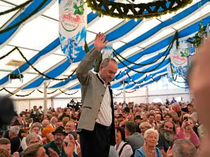 Bayerns Vize-Regierungschef Hubert Aiwanger bei der Er&ouml;ffnung des Aschauer Marktes im Chiemgau.