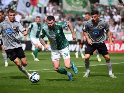 Oliver Burke (M) wechselt von Bremen zu Birmingham City.