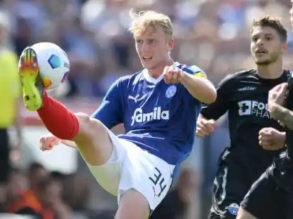 Colin Noah Kleine-Bekel (l) setzte sich mit Kiel gegen Paderborn durch.