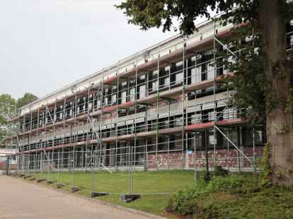 Die Fenster im Neubau der Kindertagesst&auml;tte Hohenkirchen sind schon drin.