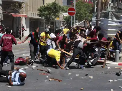 Migranten aus Eritrea sto&szlig;en bei einer Demonstration in Tel Aviv mit der Polizei zusammen.