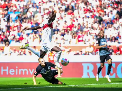 Stuttgarts Serhou Guirassy erzielt das Tor zum zwischenzeitlichen 3:0.