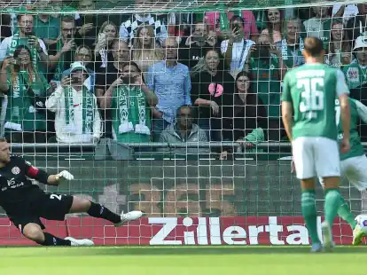 Marvin Ducksch (verdeckt) lie&szlig; Mainz-Schlussmann Robin Zentner bei Werders F&uuml;hrung keine Chance.