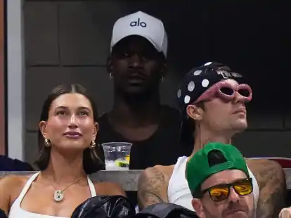 Justin Bieber (r), seine Frau Hailey Bieber und NBA-Star Jimmy Butler (oben) verfolgen die dritte Runde der US Open.