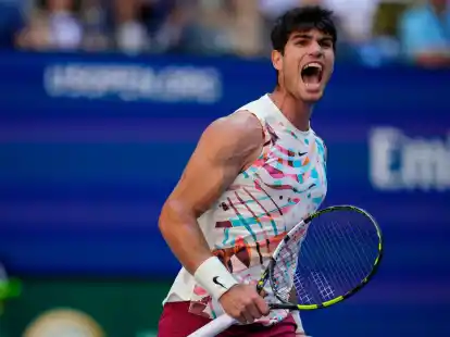 Carlos Alcaraz setzte sich in vier S&auml;tzen gegen Daniel Evans durch.