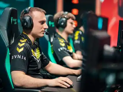 F&uuml;r Vitalitys LoL-Stars Perkz (links) und Upset k&ouml;nnte die LEC-Saison bereits vorbei sein.