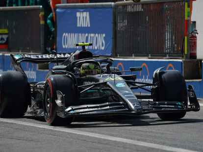 Lewis Hamilton aus Gro&szlig;britannien vom Team Mercedes steuert sein Fahrzeug in der Boxengasse.