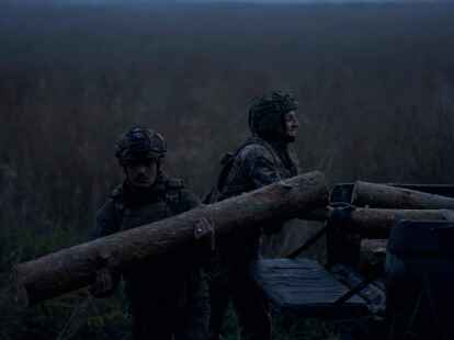 Ukrainische Soldaten verst&auml;rken einen Graben an der Frontlinie nahe Bachmut.