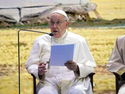 Papst Franziskus spricht w&auml;hrend eines Treffens mit religi&ouml;sen F&uuml;hrern auf dem Gel&auml;nde des Hun Theatre in the Sky Resort etwa 15 Kilometer s&uuml;dlich der mongolischen Hauptstadt Ulaanbaatar.